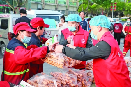 盐湖区第一时间志愿者协会为环卫工发放爱心早餐