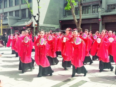 运城市广场舞协会汉服情景剧表演让更多人知道盬街的美