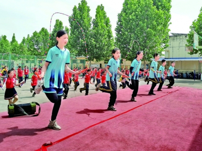 临猗县崇相西小学利用课余时间训练花样跳绳