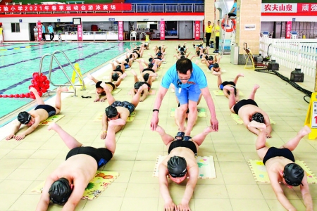 闻喜县游泳馆辅导中小学生学习蛙泳、仰泳逐步实现人人会游泳