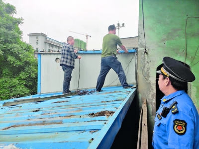 运城市城市管理综合行政执法队对中心城区违法加盖彩钢房进行依法拆除