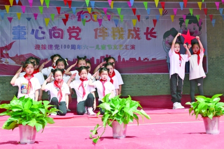 闻喜县冷泉小学全校学生用舞蹈、歌声为自己节日喝彩