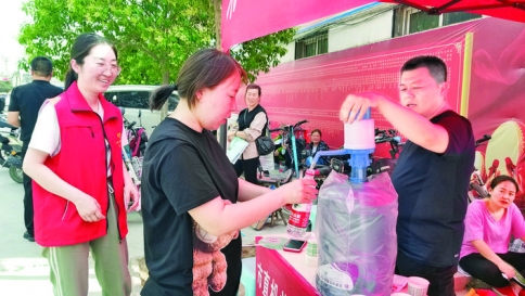 运城市区河东一中考点志愿者为考场外的家长提供免费饮水