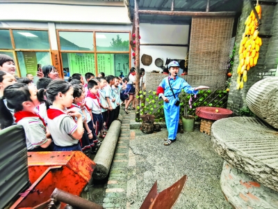 临猗县嵋阳小学“小导游”为学生介绍馆内陈列的历史实物