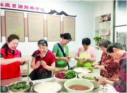 盐湖区银湖街社区组织居民包粽子迎端午