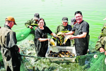 万荣县裴庄乡主要养殖草鱼、鲤鱼销往重庆、成都等地市场