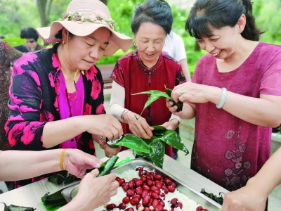 盐湖区恒大绿洲社区邀请居民同包粽子共庆端午