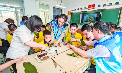 团市委机关全体人员与爱诺特殊教育学校师生一起过端午包粽子