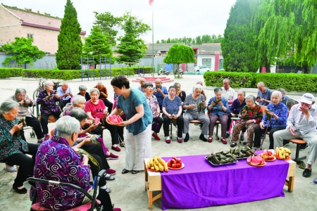 闻喜县东峪村敬老院老人们吃粽子享受节日的快乐