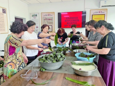 盐湖区河东西街社区“粽香端午节，浓浓邻里情”包粽子活动举办