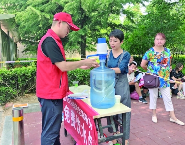 运城中学考点外家长和志愿者为中考考生加油助力