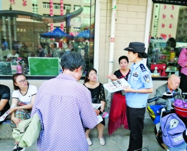 运城市区河东一中考点外民警为考生家长讲解防范电信网络诈骗知识