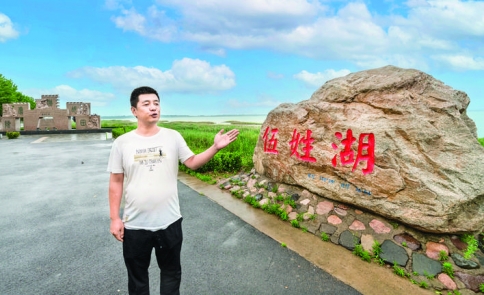 李林林在永济市伍姓湖湿地“画”党恩