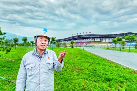 李春雨在永济市体育中心“一场三馆”建设现场“画”党恩