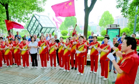 中央城社区居民自发用歌声为党庆生