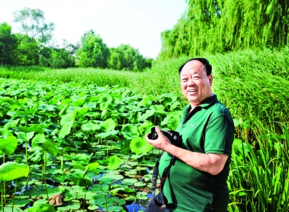 刘佳在闻喜县涑水公园荷花池边话党恩