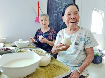 临猗县南村日间照料中心的老人