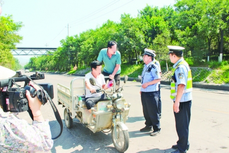 三轮车载人违法，运城交警提醒你不要再载人！