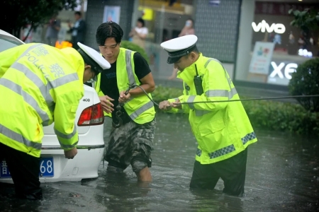 暴雨袭来，运城不怕，民警在！