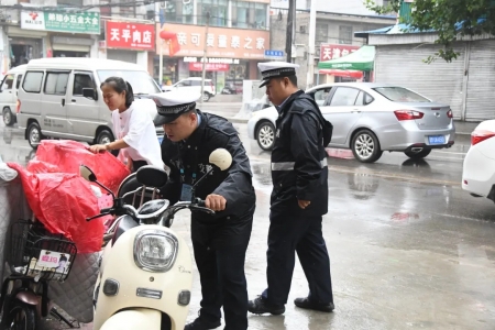 暴雨袭来，运城不怕，民警在！