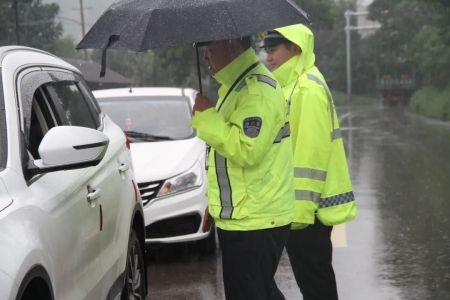 暴雨袭来，运城不怕，民警在！