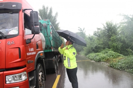 暴雨袭来，运城不怕，民警在！