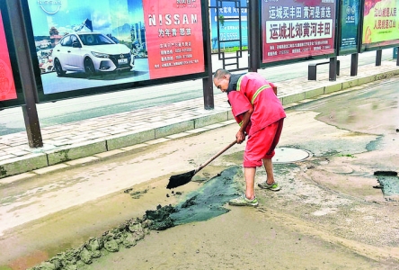 强降雨后运城出动环卫工1100余人清理路面泥沙淤积