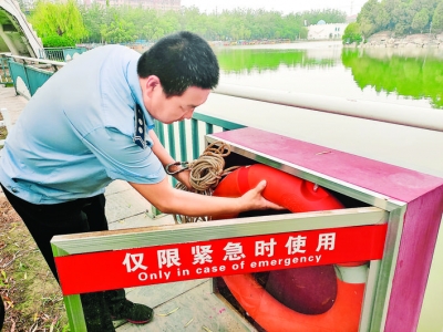 运城市各公园竖起防溺水安全警示牌