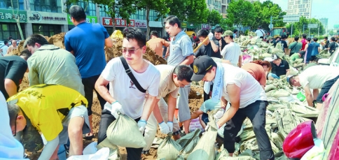 运城青年参与救灾，爱心物资抵新乡