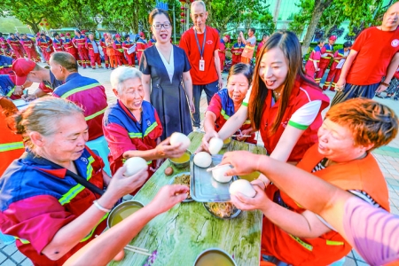 运城市环卫工人早餐的馒头、小菜、小米粥和鸡蛋，来吃点！