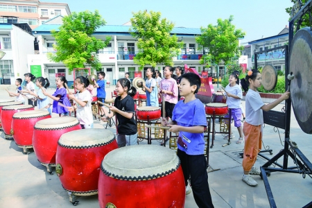 闻喜县东街实验小学排练鼓乐《少年中国鼓》,准备参赛和展演