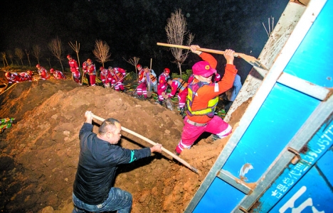 汾河抗洪，运城市干部群众阻击洪峰