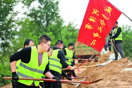 汾河抗洪，运城市干部群众阻击洪峰