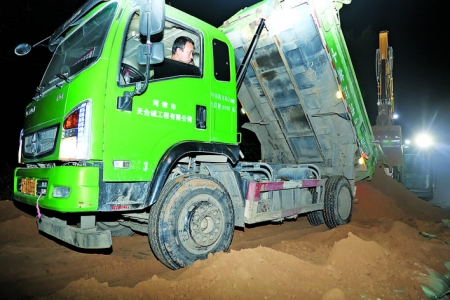 汾河抗洪，运城市干部群众阻击洪峰