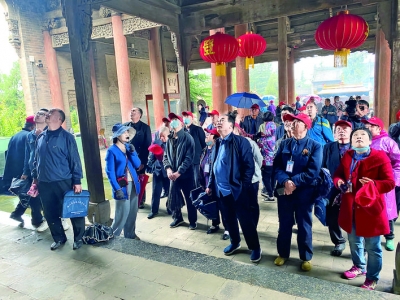 游客冒雨游览后土祠，国庆期间景区接待游客超过1万名