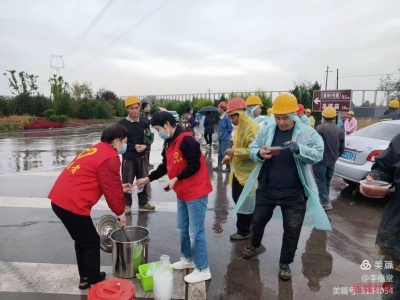 润中天建筑公司奔汾河抗洪抢险，赴连泊滩集结待命