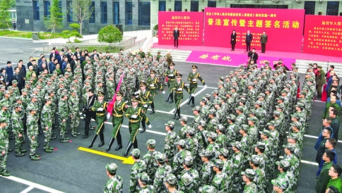 《退役军人保障法》颁布实施1周年运城活动现场仪仗大队退役军人升国旗仪式