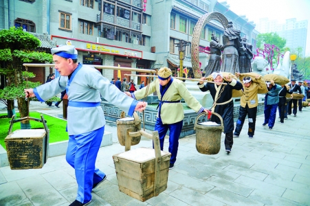 “盐帮走街”在盬街上演