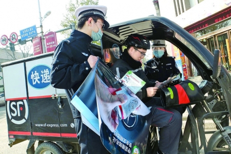 第十个122“全国交通安全日”将至，新绛交警大队民警走上街头