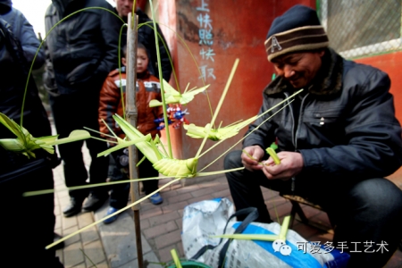 草编工艺大师精心编制动物工艺品，快来看看