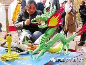 草编工艺大师精心编制动物工艺品，快来看看