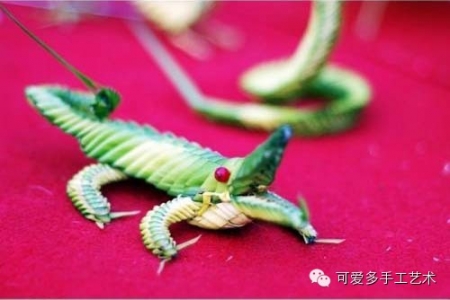 草编工艺大师精心编制动物工艺品，快来看看