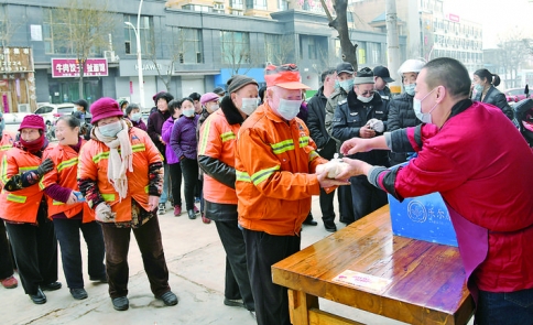 闻喜县环卫工人免费领到全嘉福菜馆的5000个手工饺子