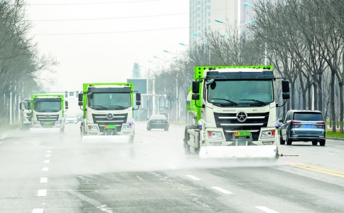 运城市容环卫中心出动雾炮车、高压冲洗车，彻底清理路面尘土