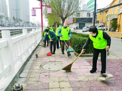 运城街头出现一支义务清扫环保之家团队