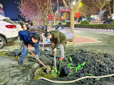 河东东街学府二巷紧急抢修管道后恢复通行