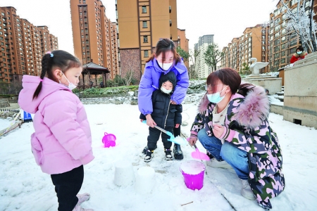 天茂城小区人工降雪营造新年氛围