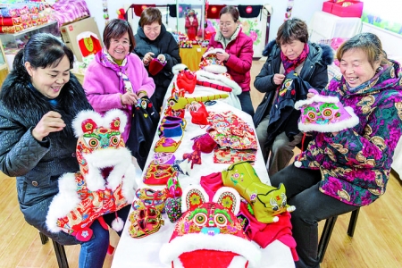 盐湖区乔阳村社员们赶制虎年儿童刺绣饰品