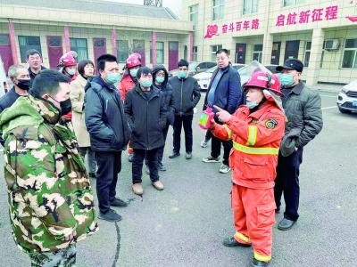 河津半专业防火队员培训和演练灭火器具使用