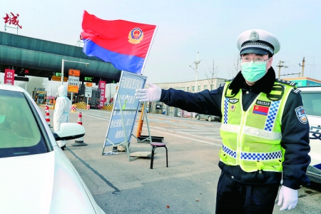 盐湖公安交警的疫情防控一线岗位上度过警察节